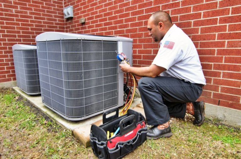 ac technician tuning up an AC in Florida